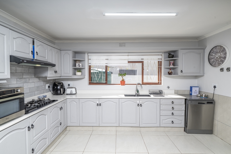 5 Bedroom Property for Sale in Eversdal Western Cape
